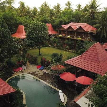 Hotel Mojosurf Camp Red Island à Pasanggaran Extérieur photo