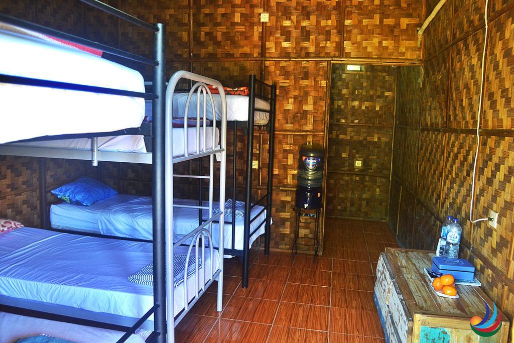 Hotel Mojosurf Camp Red Island à Pasanggaran Extérieur photo