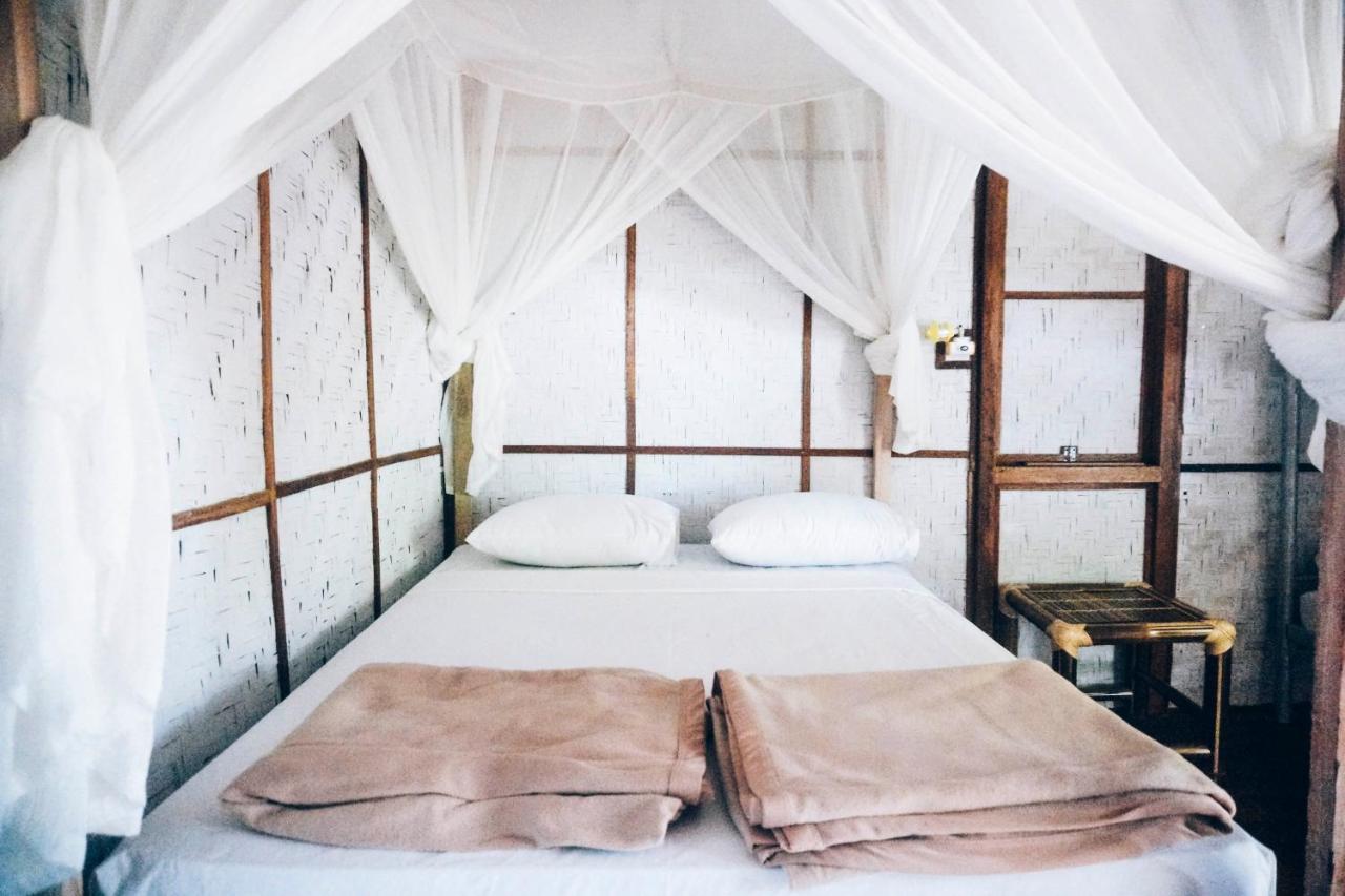 Hotel Mojosurf Camp Red Island à Pasanggaran Extérieur photo