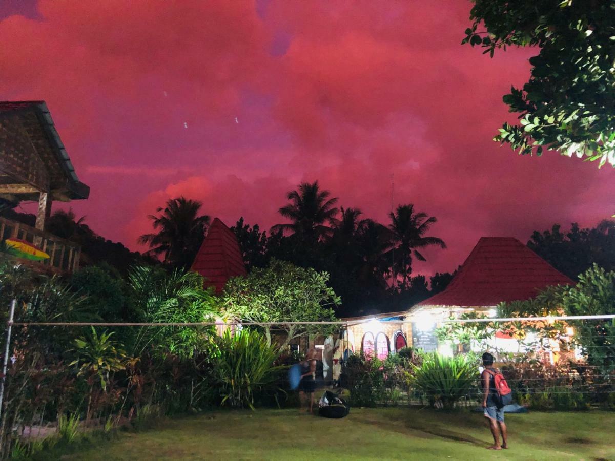 Hotel Mojosurf Camp Red Island à Pasanggaran Extérieur photo