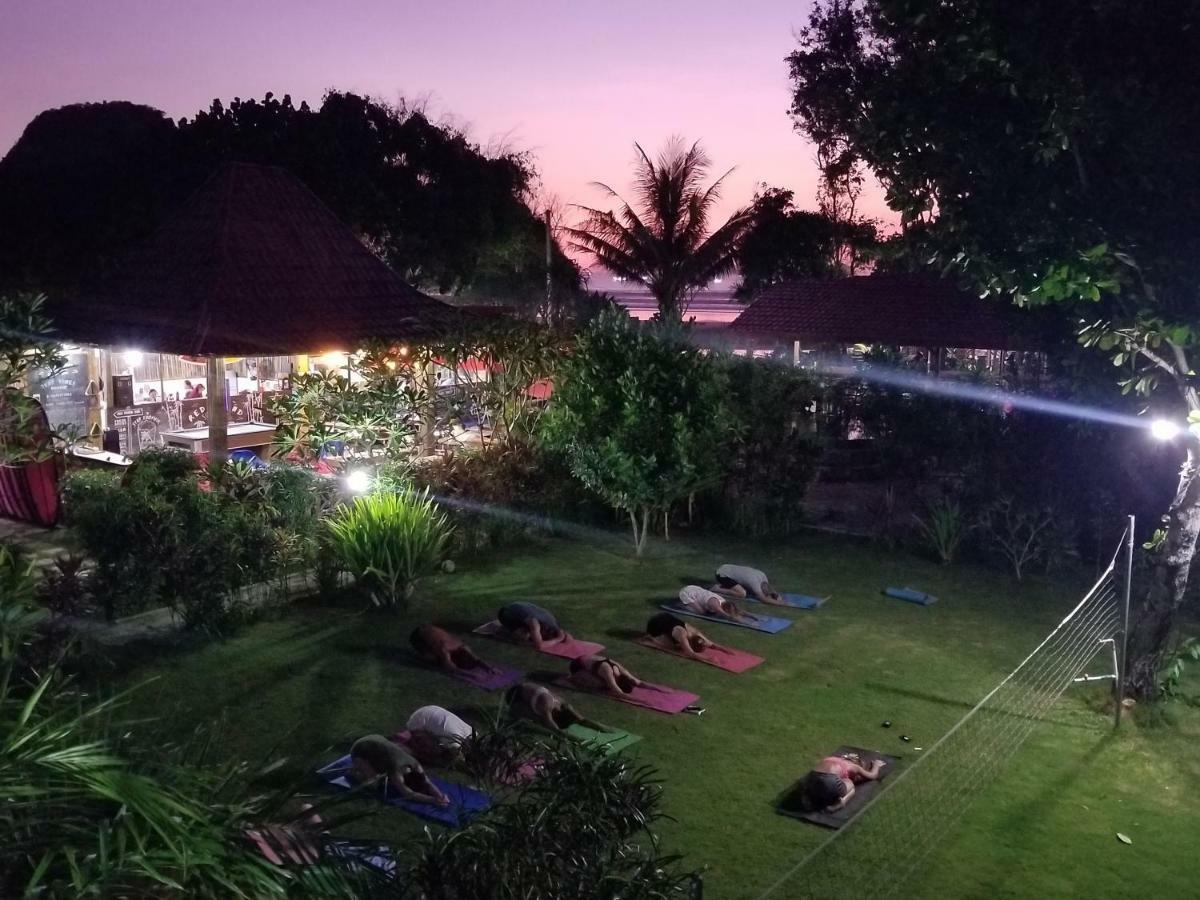 Hotel Mojosurf Camp Red Island à Pasanggaran Extérieur photo